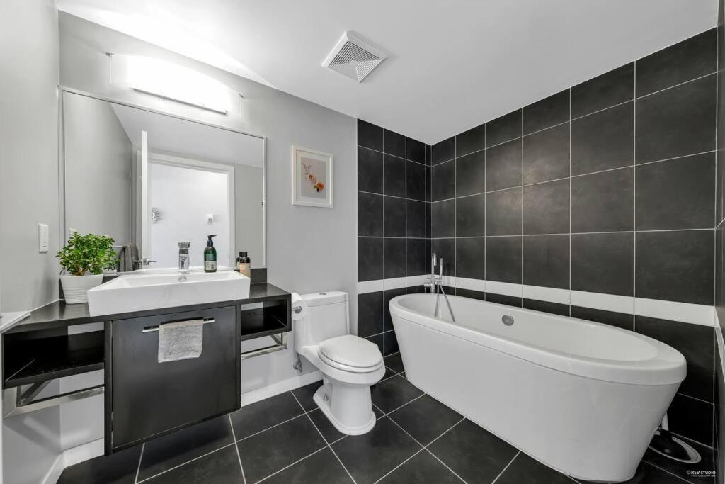 Spacious Dt 2-Bdr High-Rise With View, Pool, Gym Vancouver Luaran gambar
