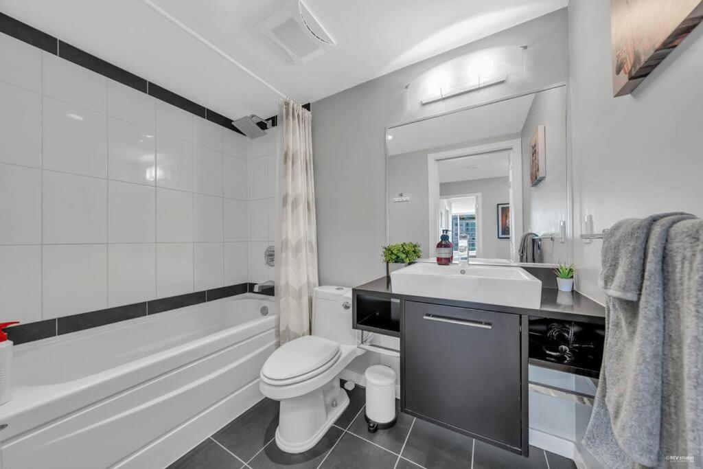 Spacious Dt 2-Bdr High-Rise With View, Pool, Gym Vancouver Luaran gambar