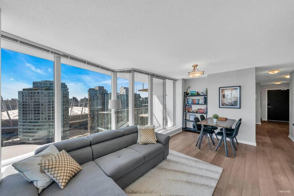 Spacious Dt 2-Bdr High-Rise With View, Pool, Gym Vancouver Luaran gambar