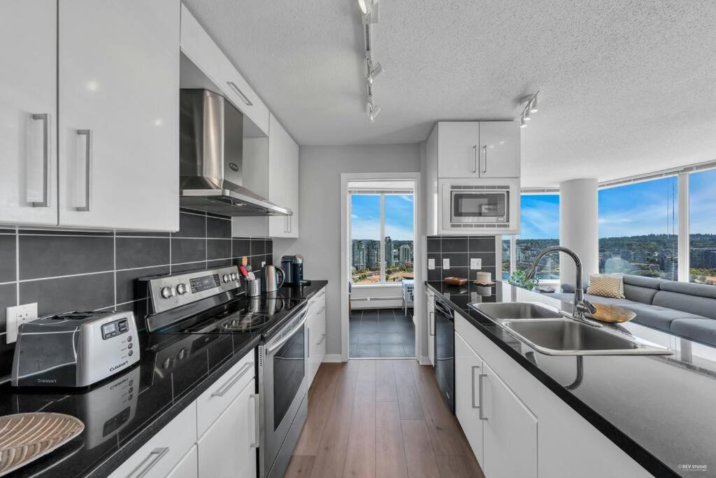 Spacious Dt 2-Bdr High-Rise With View, Pool, Gym Vancouver Luaran gambar