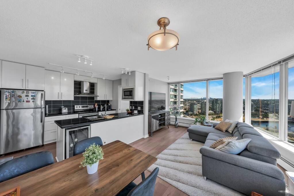 Spacious Dt 2-Bdr High-Rise With View, Pool, Gym Vancouver Luaran gambar